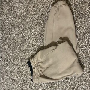 Closed ankles. Elastic waistband.